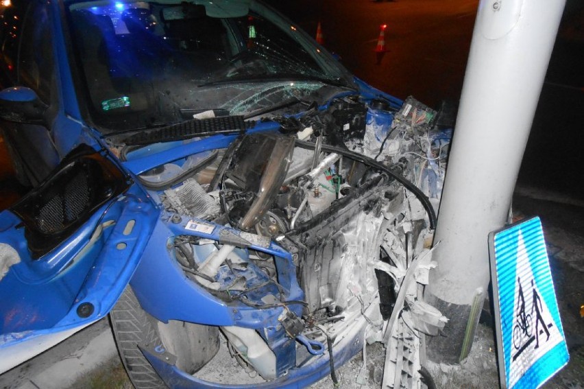 Bytom : Wypadek - sygnalizator zniszczony. Osiemnastoletni kierowca uderzył autem w słup
