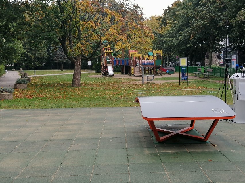 Teqball w Kołobrzegu -  piłka nożna i tenis stołowy w jednym. Można pograć przy ul. Obrońców Westerplatte