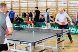 Sala gimnastyczna szkoły w Wilczyskach stała się areną międzypokoleniowych zawodów za sprawą otwartego turnieju tenisa stołowego