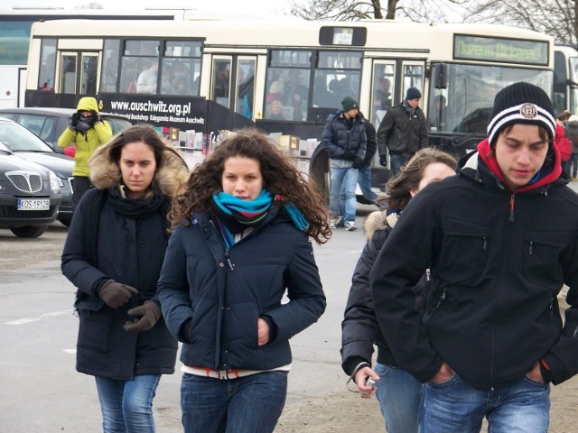 Dziś dziesiątki autobusów przywiozły tłumy turystów do byłego obozu Birkenau