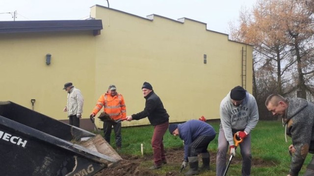 Strażacy w czynie społecznym przygotowali podłoże i ułożyli kostkę betonową w miejscu, gdzie w 2021 roku ze środków funduszu sołeckiego powstanie altana.