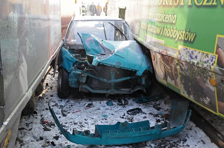 Auto zostało zakleszczone pomiędzy dwoma tramwajami [ZDJĘCIA, WIDEO]