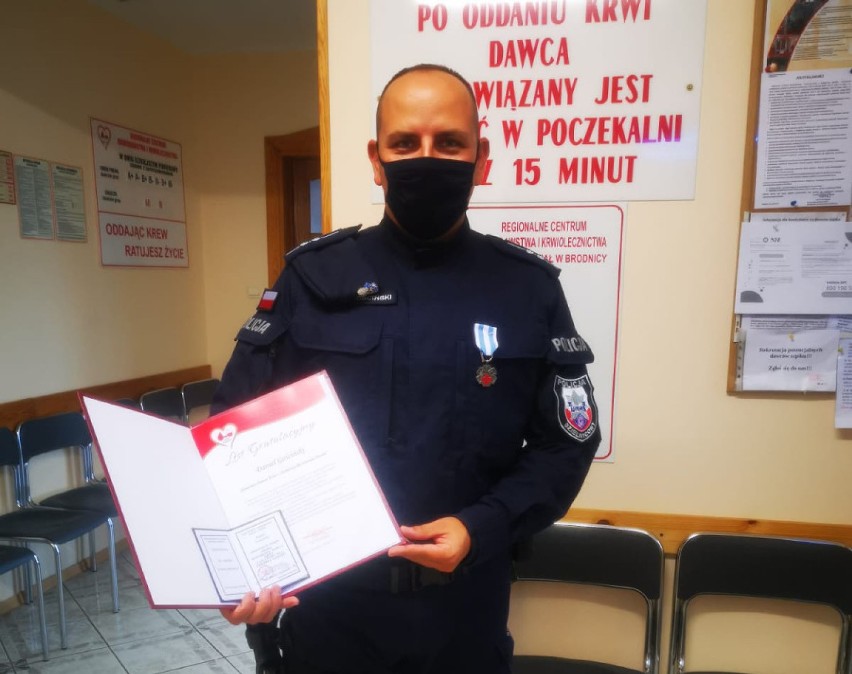 Brodnica. Górzno. Asp. Daniel Gościński, dzielnicowy z Górzna otrzymał odznaczenie "Honorowy Dawca Krwi - Zasłużony dla Zdrowia Narodu”