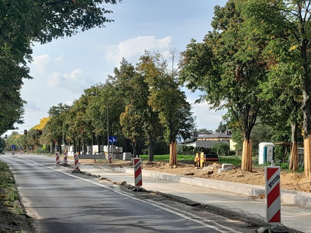 Do przodu posuwa się dość szybko modernizacja zduńskowolskiej obwodnicy, czyli ulicy Łódzkiej w ciągu drogi wojewódzkiej 482. Na niektórych odcinkach widać już zalążki nowej nawierzchni