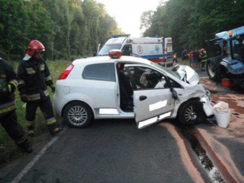 Wypadek na trasie Jawornica-Kochanowice. Samochód najechał na ciągnik [ZDJĘCIA]