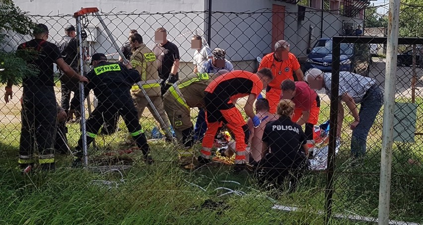 Gmina Suwałki. Strażacy uratowali mężczyznę, który zasłabł w studzience