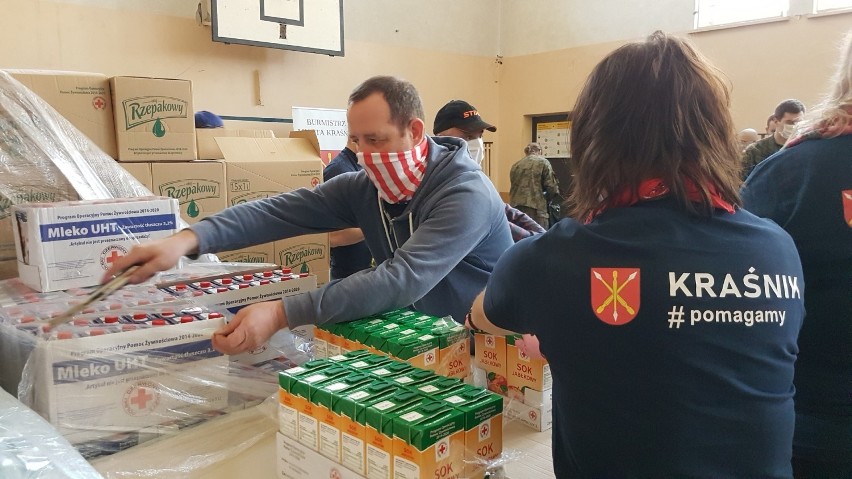 Pomoc żywnościowa dla kraśniczan. Wolontariusze przygotowali paczki dla mieszkańców. Zobacz zdjęcia