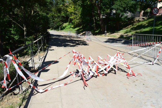 Podwale Górne, droga która łączy Stare Miasto w Sandomierzu z ulicą Tatarską, a dalej Mickiewicza na nowym mieście jest już przejezdna. Ale są ograniczenia. Więcej na kolejnych zdjęciach