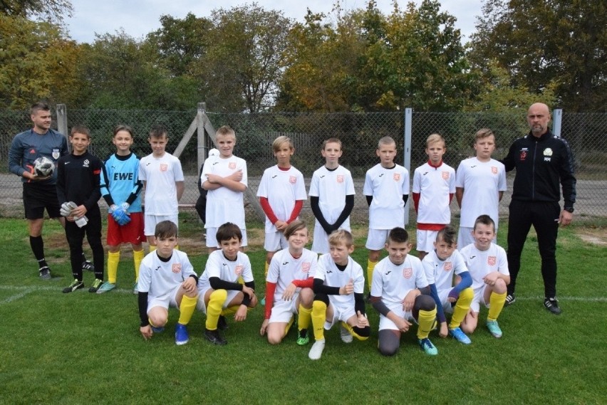 Mecz piłki nożnej w II lidze okręgowej D1 Młodzik: TS-APF...