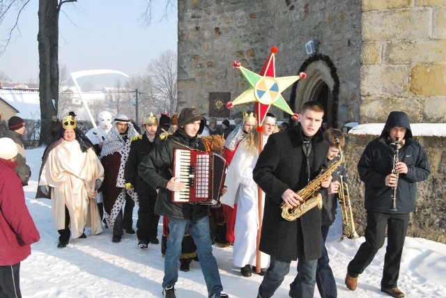 Barwny korowód przeszedł z kościoła do  sali GDK