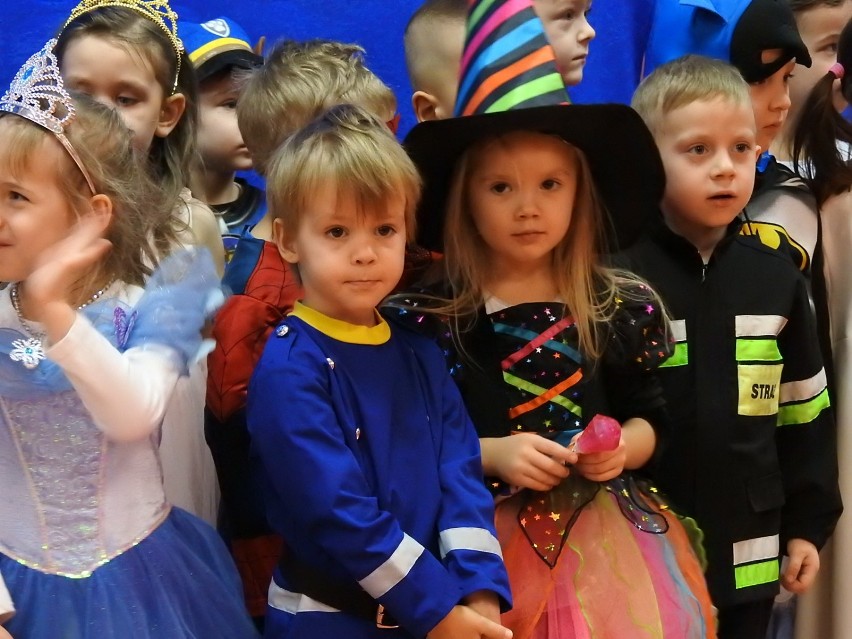 Bal karnawałowy w Publicznym Przedszkolu nr 10 w Łomży. Zobacz, jak bawili się najmłodsi (Zdjęcia, wideo)