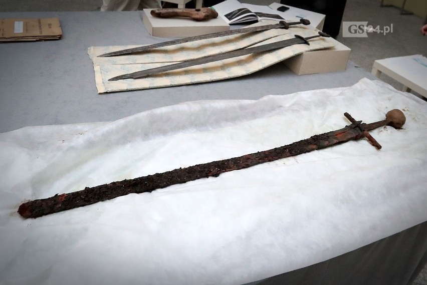 Unikatowy średniowieczny miecz wydobyty podczas... pogłębiania toru wodnego. Zobacz zdjęcia