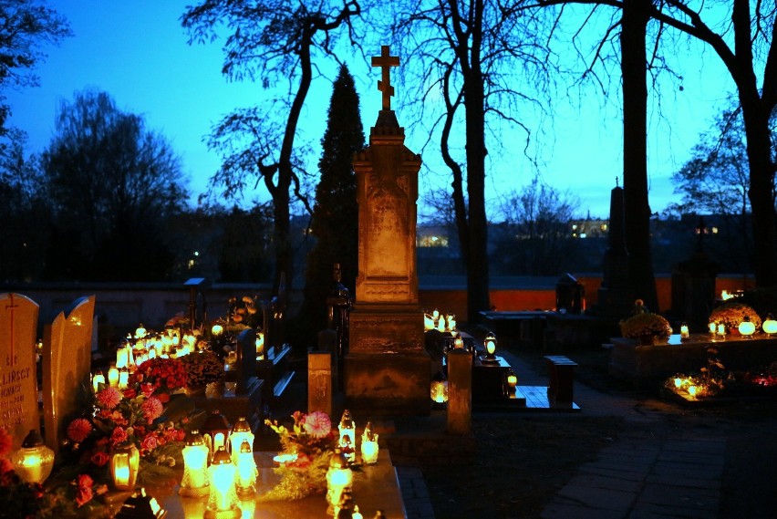 Piotrkowski cmentarz nocą we Wszystkich Świętych 2019 roku