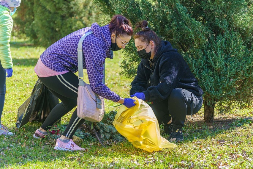 Nowy Sącz. Wolontariusze Fundacji Nowe Kierunki posprzątali Stary Cmentarz przy Al. Wolności [ZDJĘCIA]