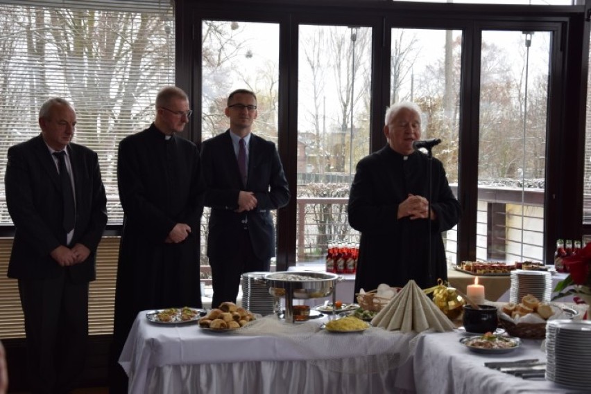 Pruszcz Gdański: Spotkanie wigilijne w CKiS. Burmistrz wręczył nagrody i statuetki, w tym Samarytanina Roku 2018 [ZDJĘCIA, WIDEO] 