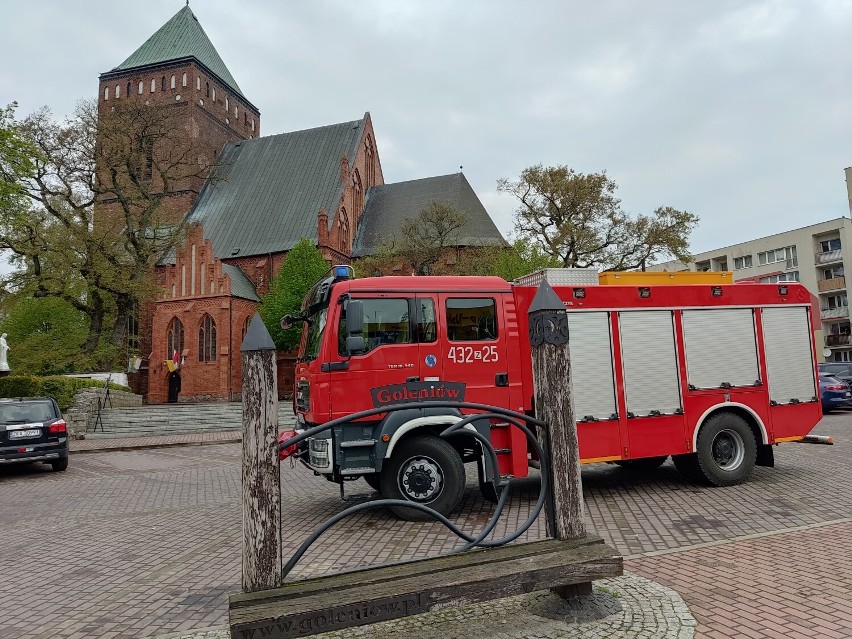 Trzy wozy strażackie w centrum Goleniowa. Co się dzieje?