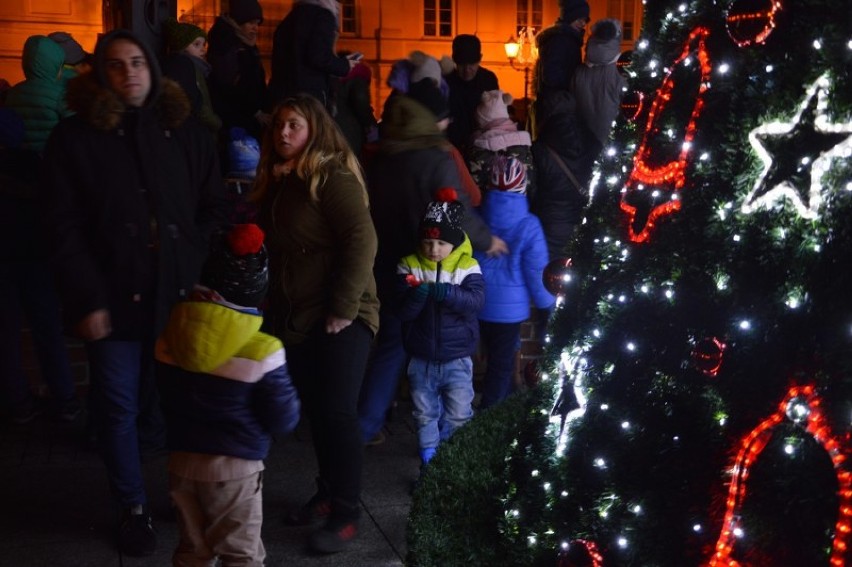 Mikołajki 2018 w Piotrkowie. Rozbłysła choinka w Rynku...