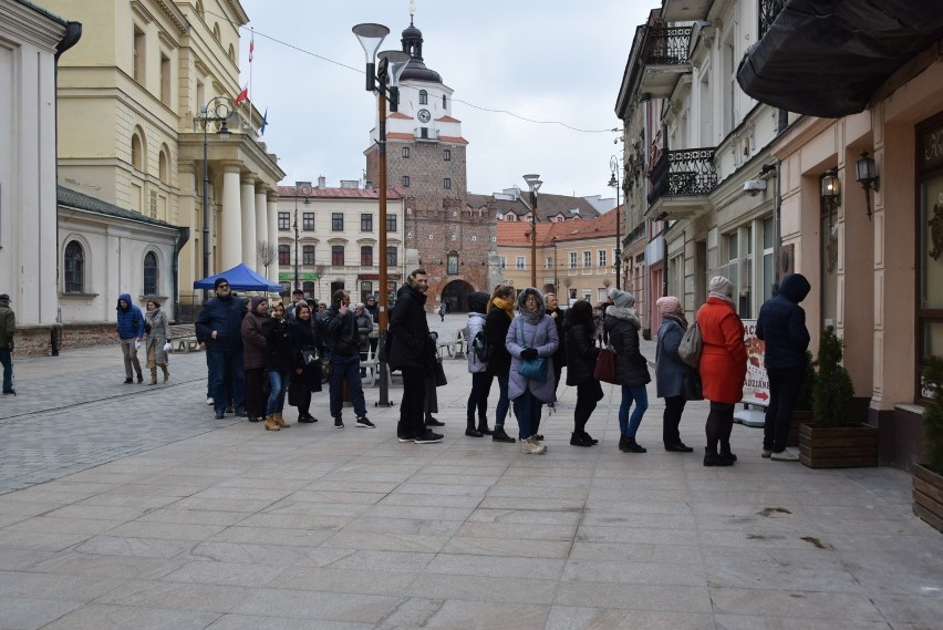 Kolejki po pączki na lubelskim deptaku. Zobacz zdjęcia     