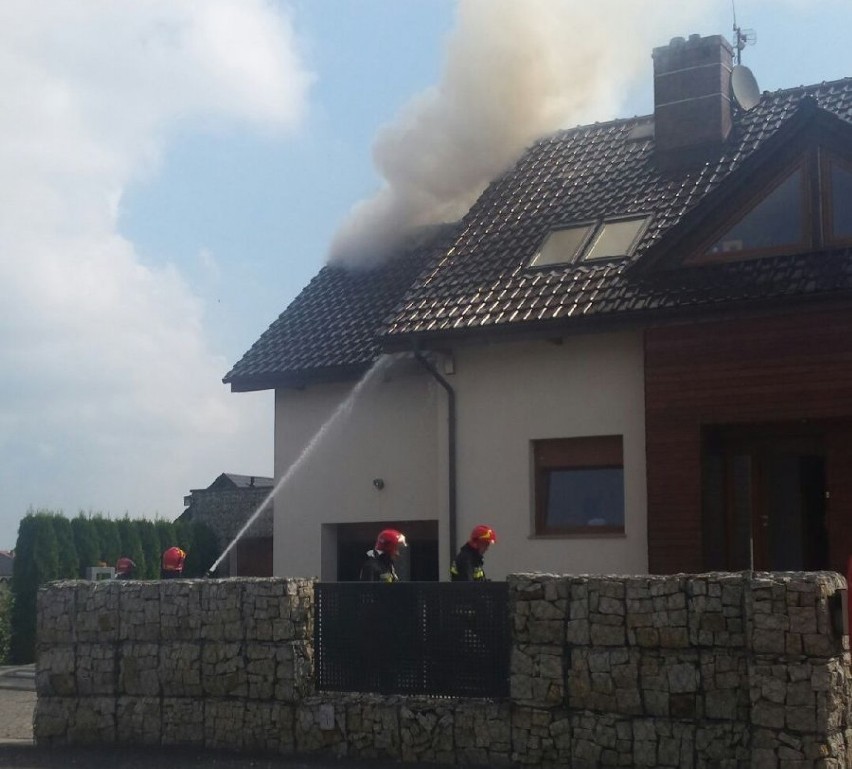 Pożar domu jednorodzinnego na lublinieckim Wymyślaczu. Dym zauważył mieszkaniec Strzebinia i natychmiast powiadomił służby [ZDJĘCIA]
