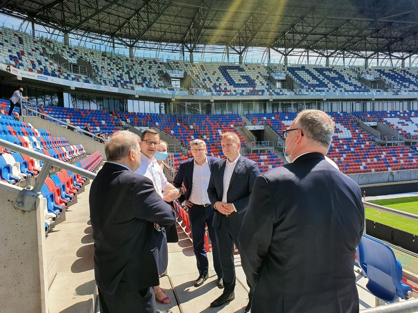 Premier Morawiecki na stadionie Górnika Zabrze [ZDJĘCIA].  "Żeby nasi chłopcy i dziewczęta grali cały rok jak Włosi czy Hiszpanie"