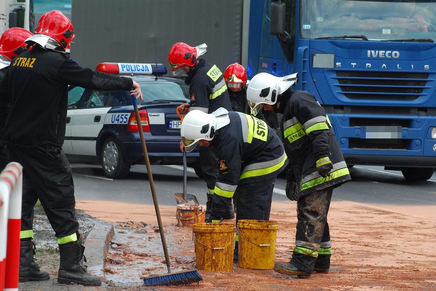 Wypadek w Jarocinie: Odpady rybne wysypały się na K-11