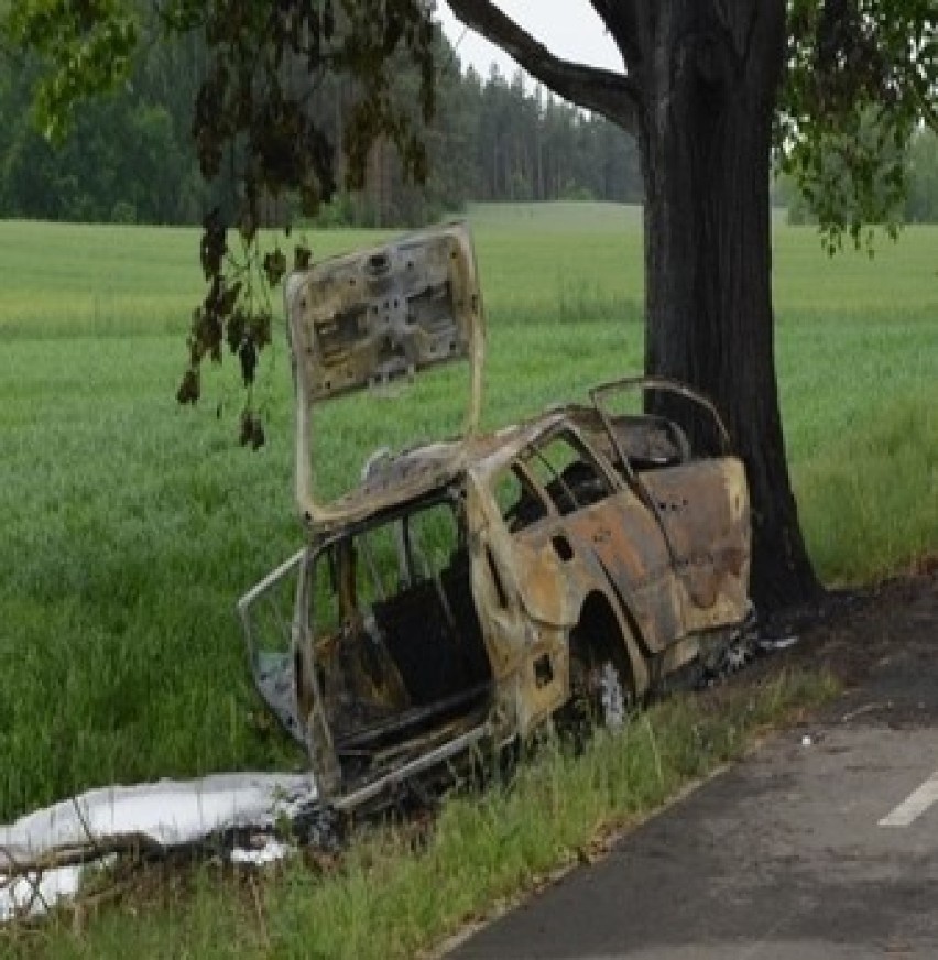 Śmiertelny wypadek. Renault megane uderzył w drzewo i całkowicie spłonął