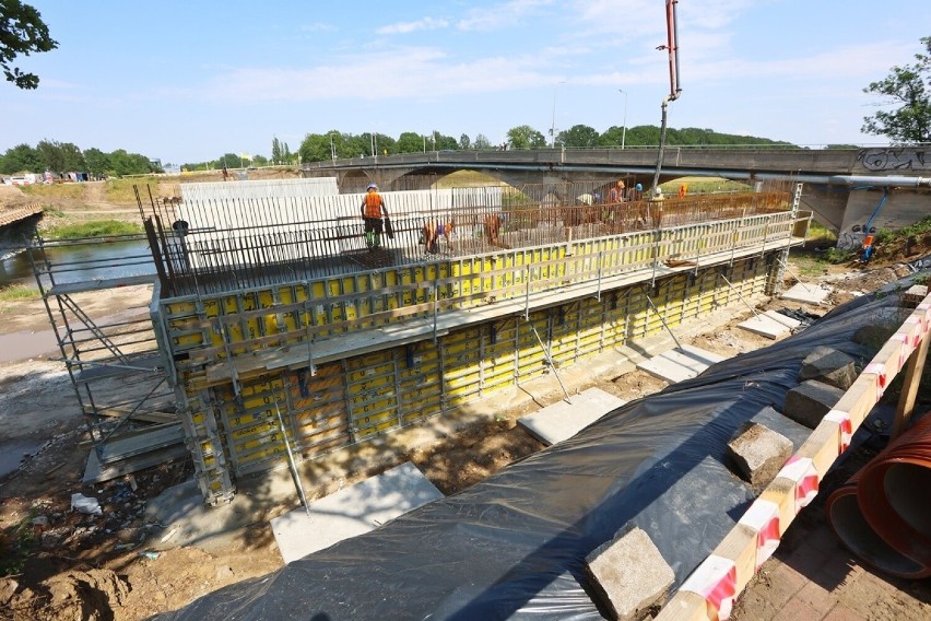 Łączna długość nowych mostów Chrobrego to 186 metrów. Teraz...