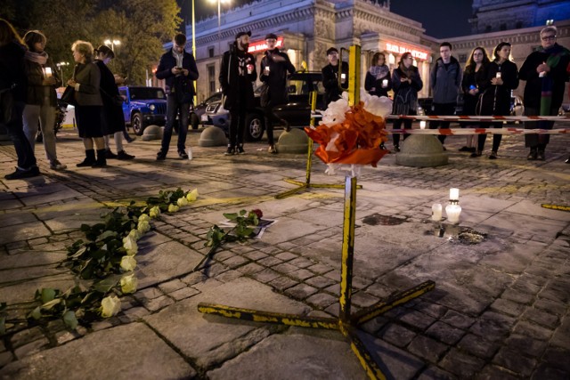 19.10.2017 warszawa plac defilad 1 miejsce podpalenia czlowieka mezczyzny pod palac kultury i nauki pkin samopodpalenie protest policja prokuratura ludzie swieczki znicze polityka antyrzadowy antyrzadowa noc podpalenie manifestacja nz

fot. szymon starnawski / polska press