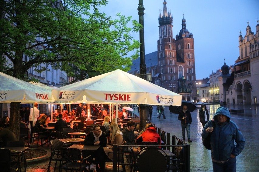 Kraków. Wróciły wieczorne biesiady w ogródkach przed pubami i restauracjami [ZDJĘCIA]