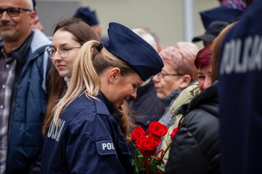 Ślubowanie policjantów. Według biznes-interia.pl na początku...