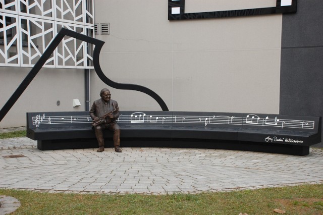 Muzyczna ławeczka pamięci Jerzego Dudusia Matuszkiewicza na skwerze przy Jasielskim Kultury u zbiegu ulic Kościuszki i Rejtana