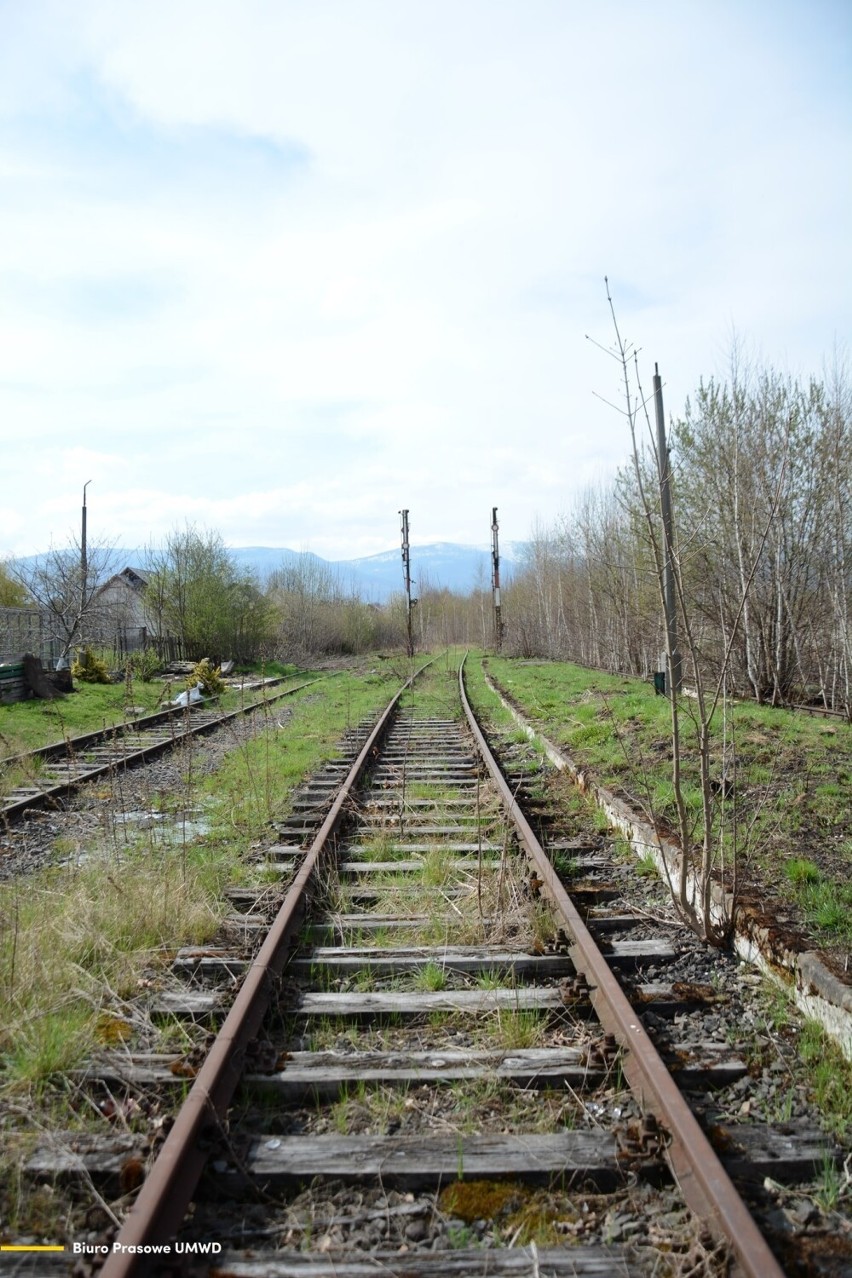 Kolej pojedzie z Jeleniej Góry do Mysłakowic. Plac pod budowę został już przekazany
