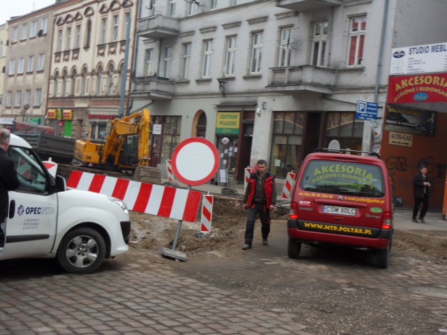 -&nbsp;W tym rejonie piesi mijają się z autami. Sprzedawcy nie mogą dowieźć towaru. Jest niebezpiecznie - alarmują grudziądzanie