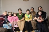 Mieszkańcy Lasowic Wielkich przyjęli uchodźców. Każdego dnia opiekuje się nimi inna rodzina