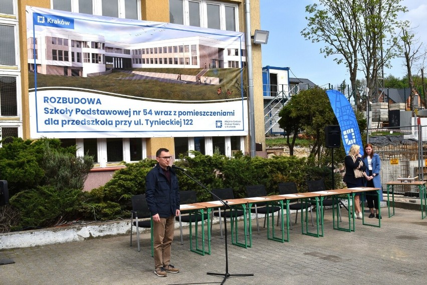 Komfort i nowoczesność w szkole przy Tynieckiej w Krakowie. Rozbudowa placówki przyniesie korzyści dla uczniów i przedszkolaków