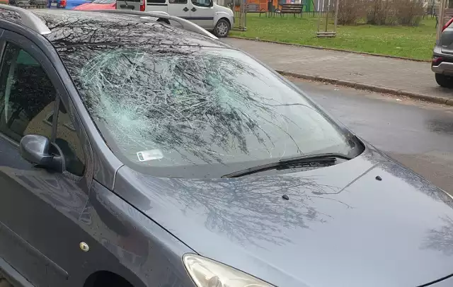 Zniszczone auto przez wandala