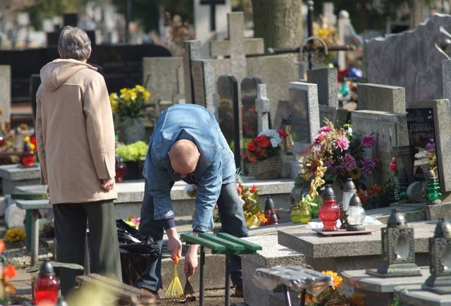 Choć ceny rosną, coraz więcej osób woli wynająć kogoś do mycia grobu, niż zrobić to samemu.