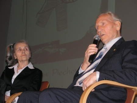 Kazimierz Piechowski mówił w Tczewie o brawurowej ucieczce z obozu koncentracyjnego. Na zdjęciu wraz z żoną Igą.