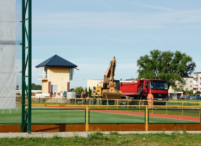 Jak na razie na stadionie trwają prace pomiędzy boiskami, gdzie mają stanąć nowe trybuny