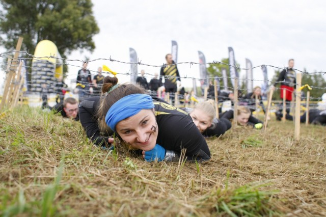 Runmageddon Warszawa 2018. Najtrudniejszy bieg w stolicy. Błoto, deszcz i przeszkody [ZDJĘCIA]