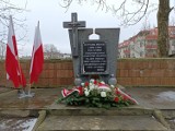 Rocznica rozstrzelania i spalenia 79 Polaków w 1945 roku. Pod pomnikiem złożono kwiaty [ZDJĘCIA]