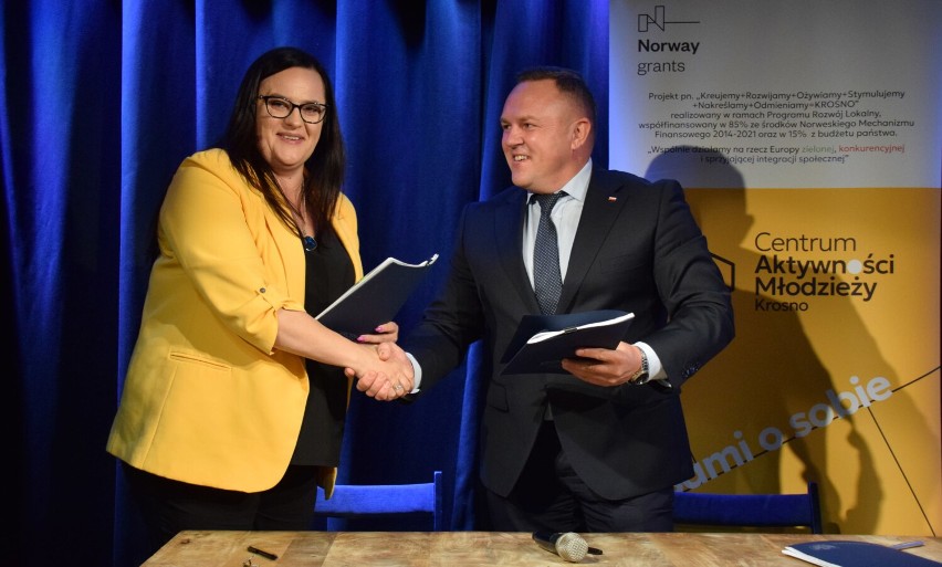 Aneks do umowy podpisali Małgorzata Jarosińska-Jedynak,...
