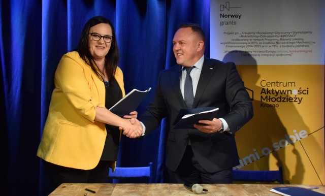 Aneks do umowy podpisali Małgorzata Jarosińska-Jedynak, wiceszefowa resortu funduszy i polityki regionalnej i Tomasz Soliński, wiceprezydent miasta