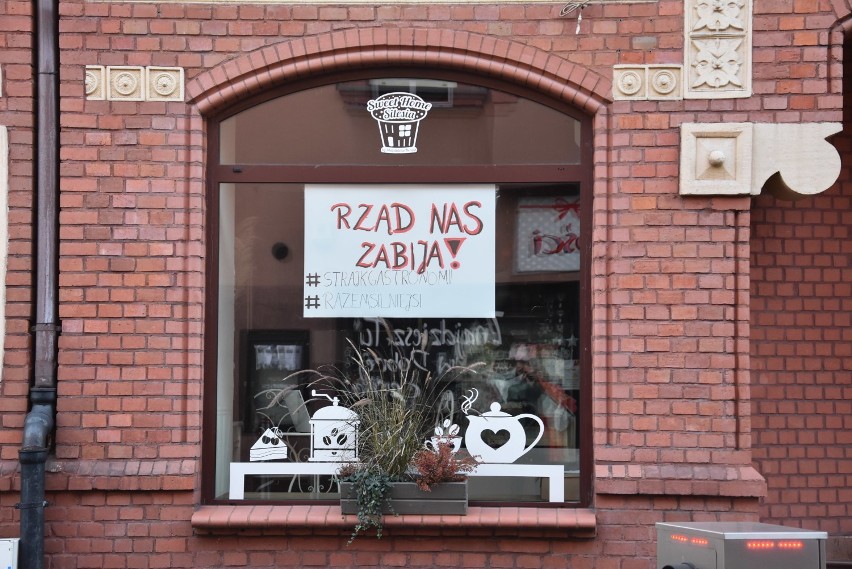 Rybnik: "Rząd nas zabija" na witrynie rybnickiej kawiarni. Właściciele lokali gastronomicznych walczą o przetrwanie