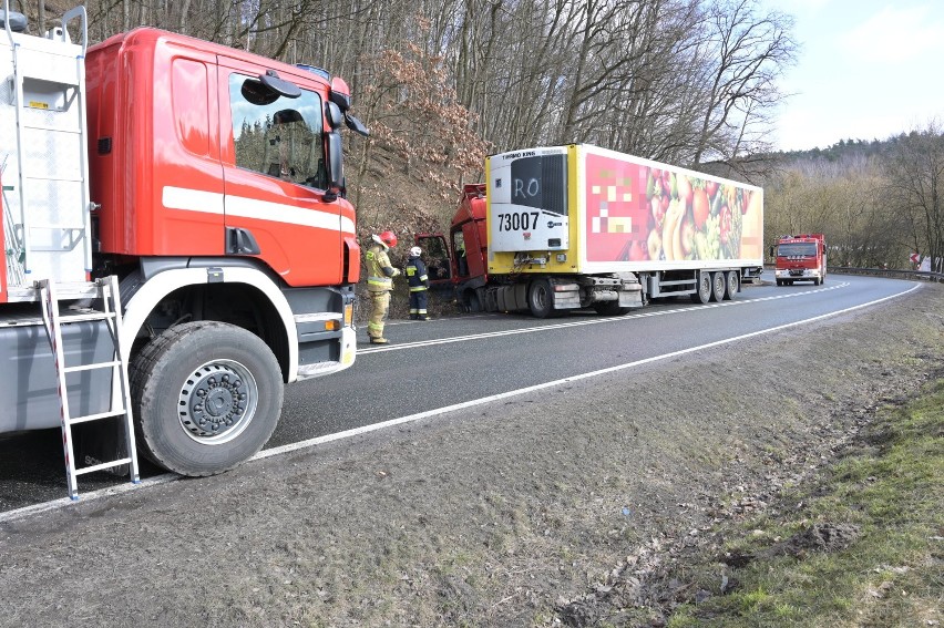 Ciężarówka wpadła do rowu na DK 16 w Kłódce pod Grudziądzem