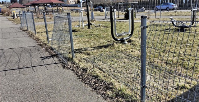 Tak wygląda zniszczone ogrodzenie siłowni plenerowej nad Zalewem Wolbromskim w wiosennej odsłonie