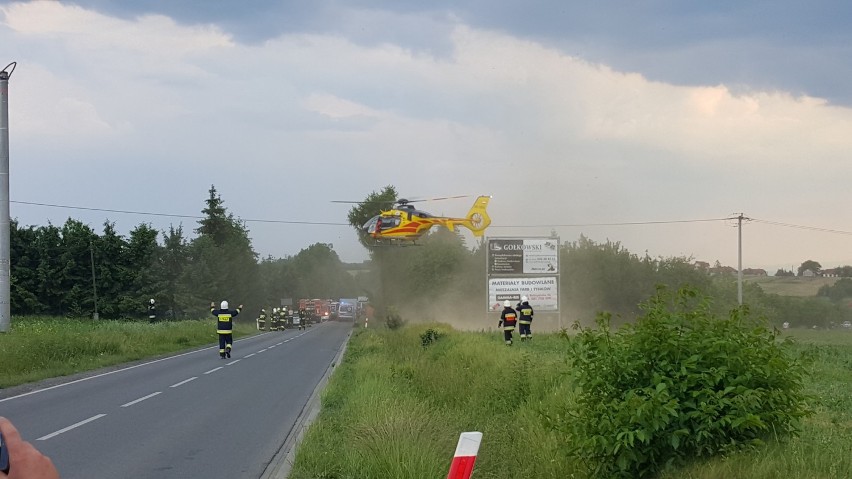 Poważny wypadek w Cianowicach. Jedna osoba nie żyje, trwa akcja ratunkowa