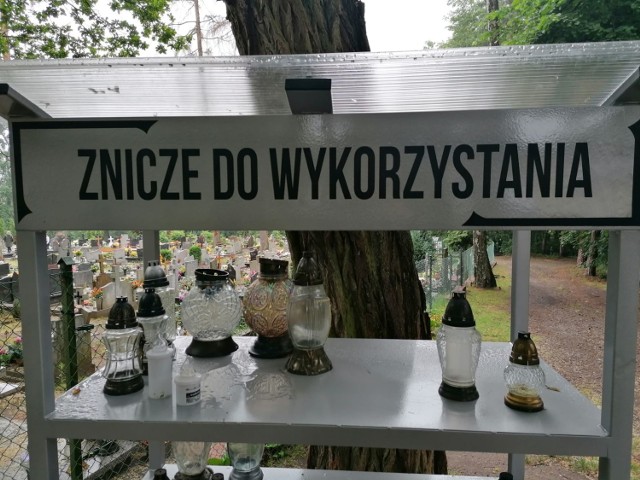 Przy cmentarzu w Łagowie stanęła półka do ponownego wykorzystania zniczy