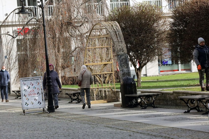 Rozpoczął się montaż oświetlenia świątecznego w Legnicy, inauguracja 6 grudnia