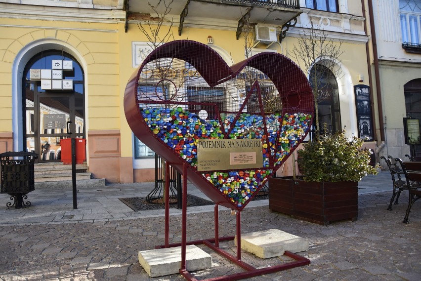 Tarnów. Mieszkańcy polubili serce na plastikowe nakrętki, które stoi na placu Kazimierza. Zebrano już 100 kilogramów nakrętek